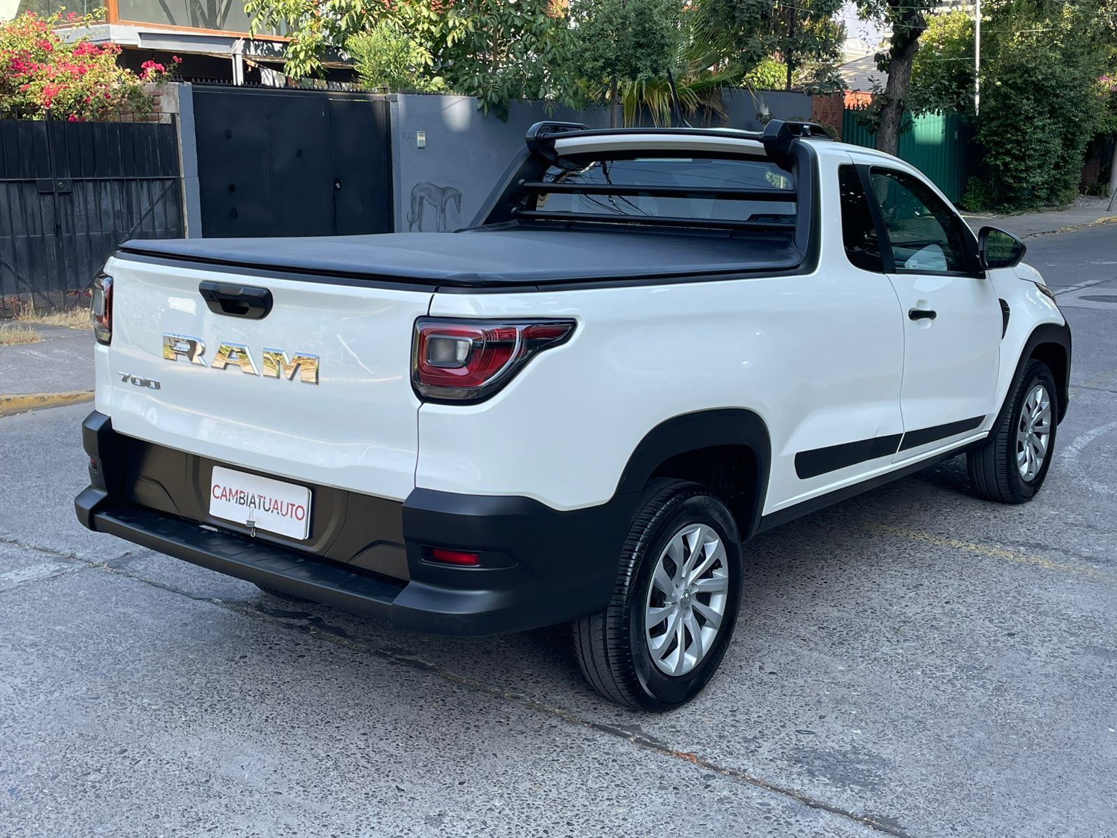 RAM 700 SLT 2023 blanca cabina simple frente Detodoauto