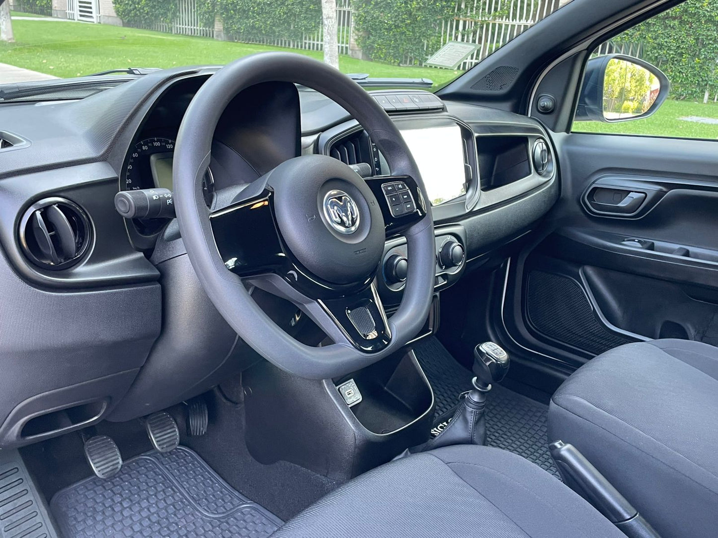 Interior RAM 700 SLT 2023 impecable dirección eléctrica y radio bluetooth