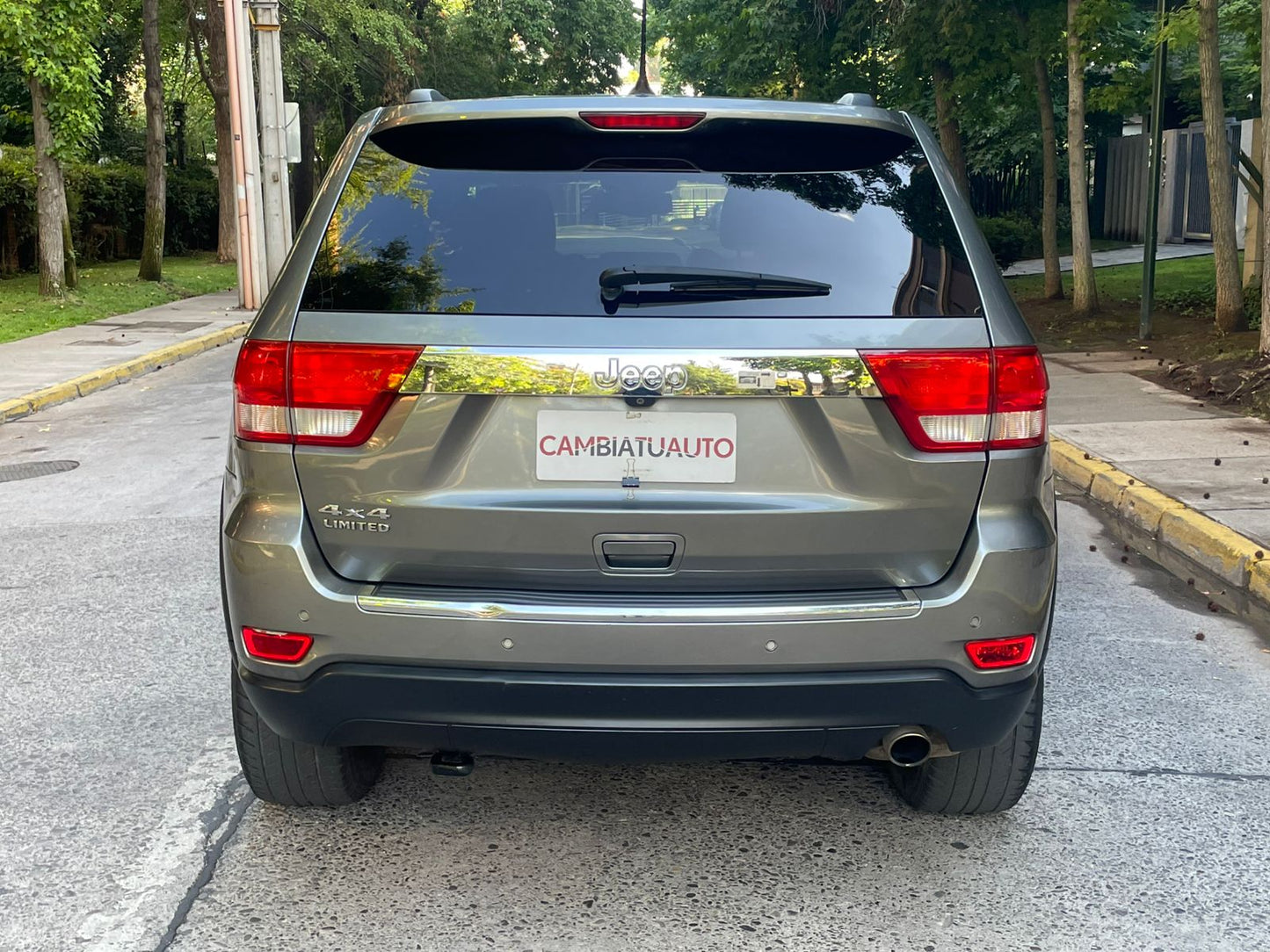 Vista trasera amplia Jeep Grand Cherokee Limited maletero de gran capacidad