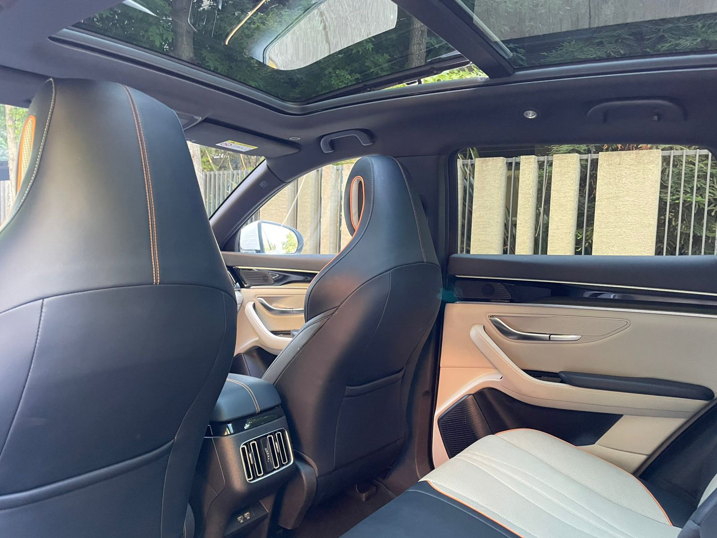 Asientos de cuero y techo panorámico eléctrico BYD Song Plus 2023