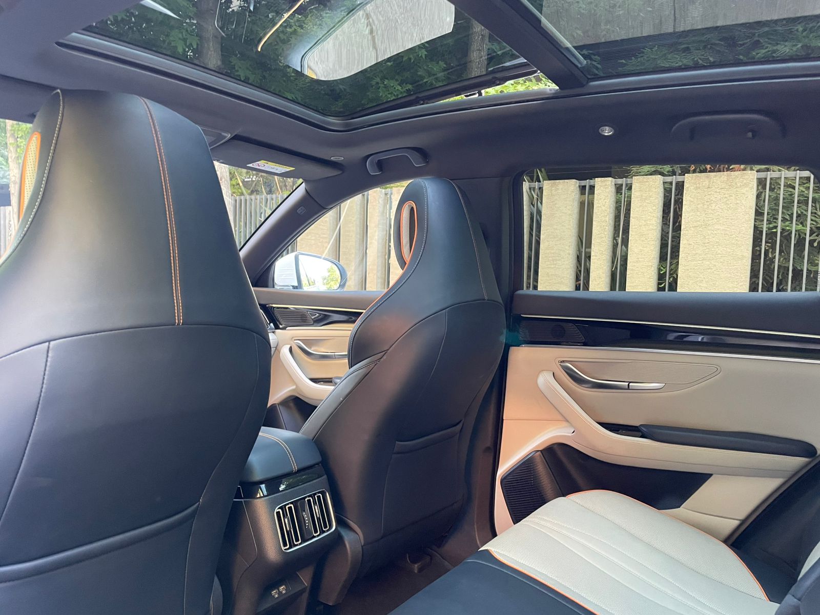 Asientos de cuero y techo panorámico eléctrico BYD Song Plus 2023