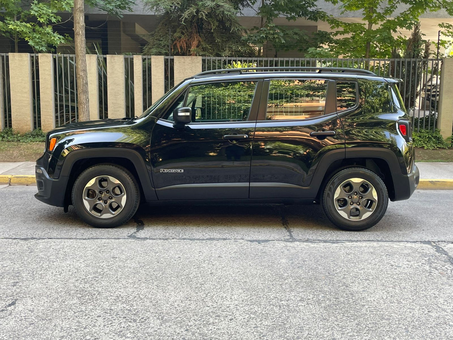 Jeep Renegade 2017 perfil con llantas de aleación 16 pulgadas