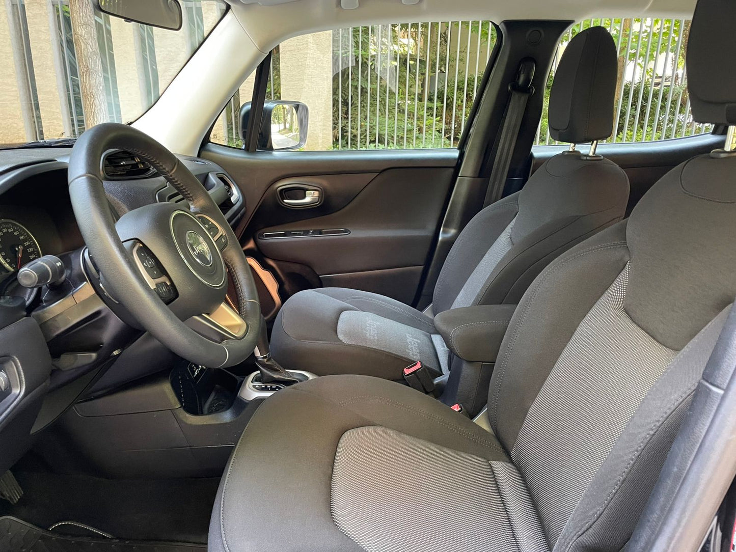 Interior Jeep Renegade 2017 sistema Uconnect y caja automática