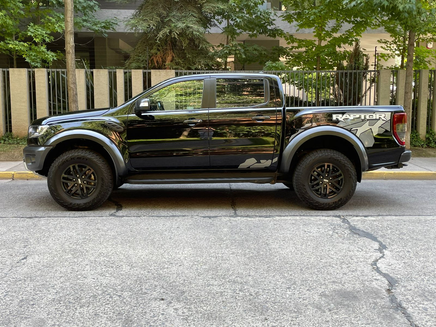 Perfil Ford Ranger Raptor 2022 azul con pisaderas originales y neumáticos todoterreno