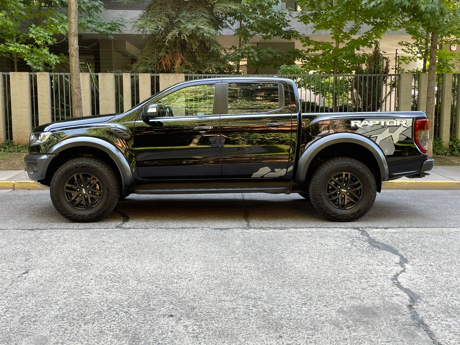 Perfil Ford Ranger Raptor 2022 azul con pisaderas originales y neumáticos todoterreno