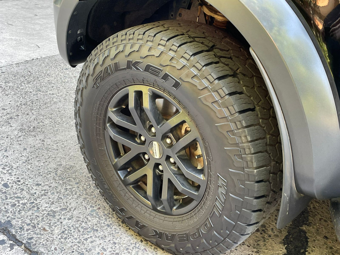 Detalle amortiguadores FOX Racing originales Ford Ranger Raptor 4x4
