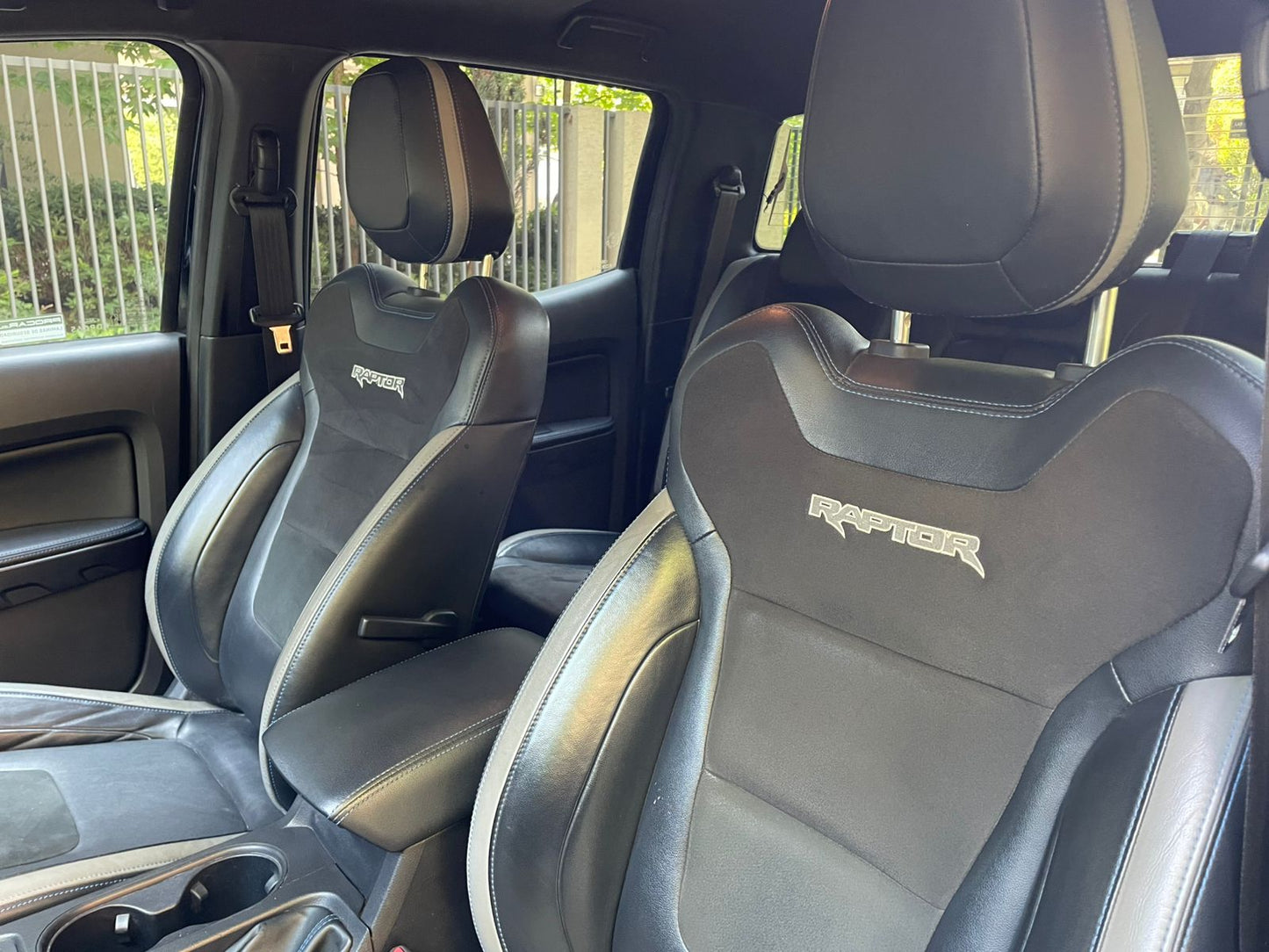 Interior Ford Ranger Raptor asientos cuero deportivos y levas al volante