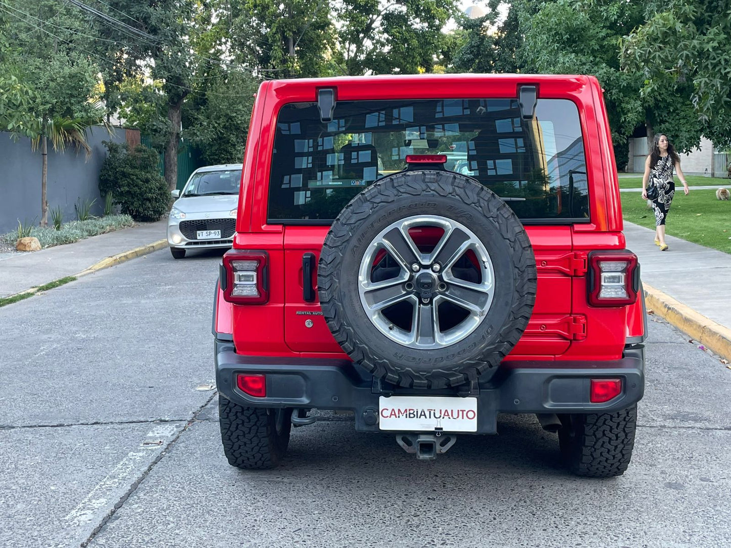 Vista trasera Jeep Wrangler Sahara con rueda de repuesto y cámara de retroceso