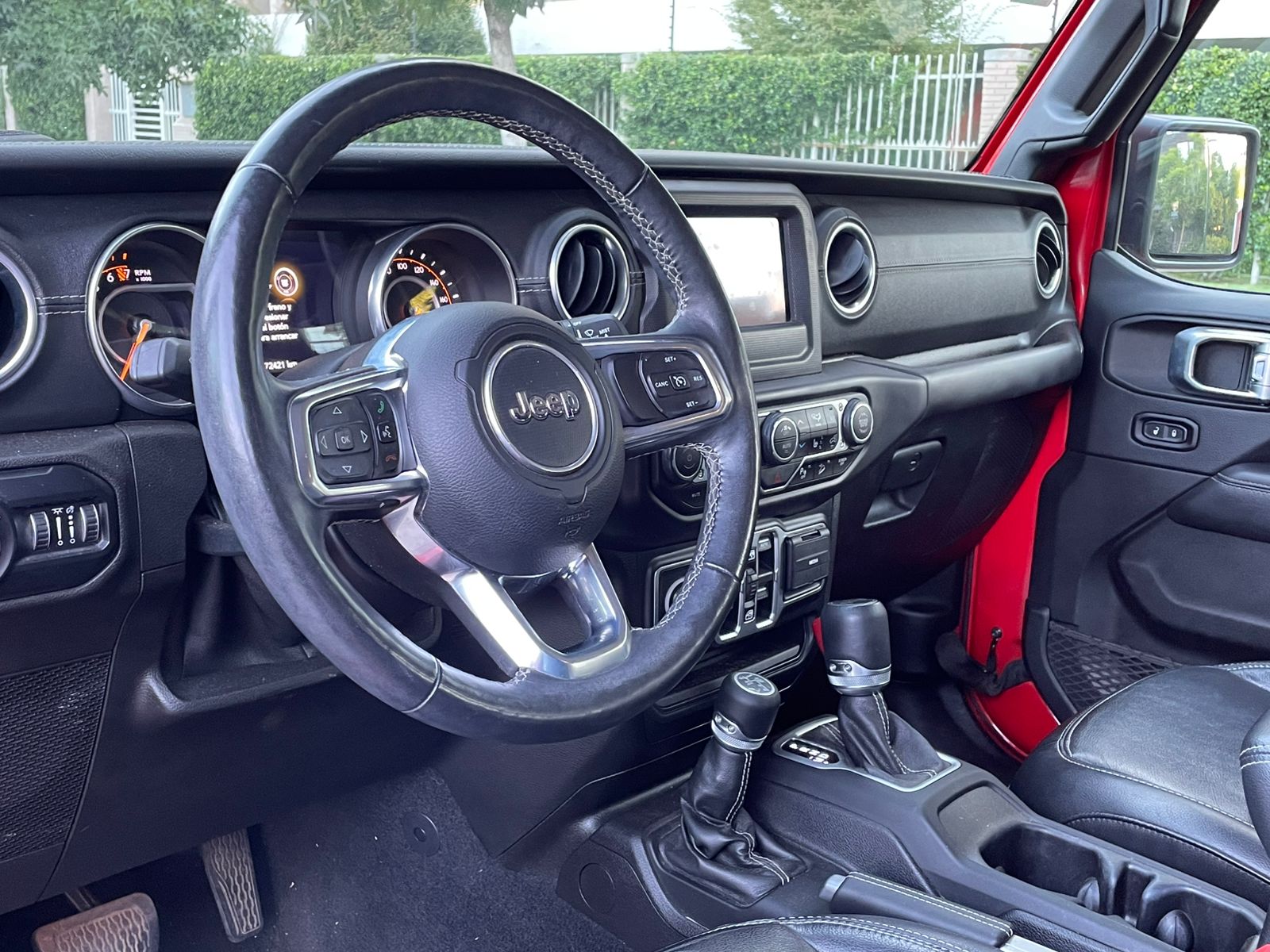 Interior cuero Jeep Wrangler Sahara 2014 pantalla touch y comandos al volante