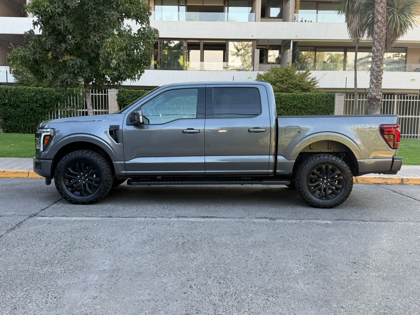 Ford F-150 Lariat Sport Black 4x4 2025 - 5.456 KM - Santiago