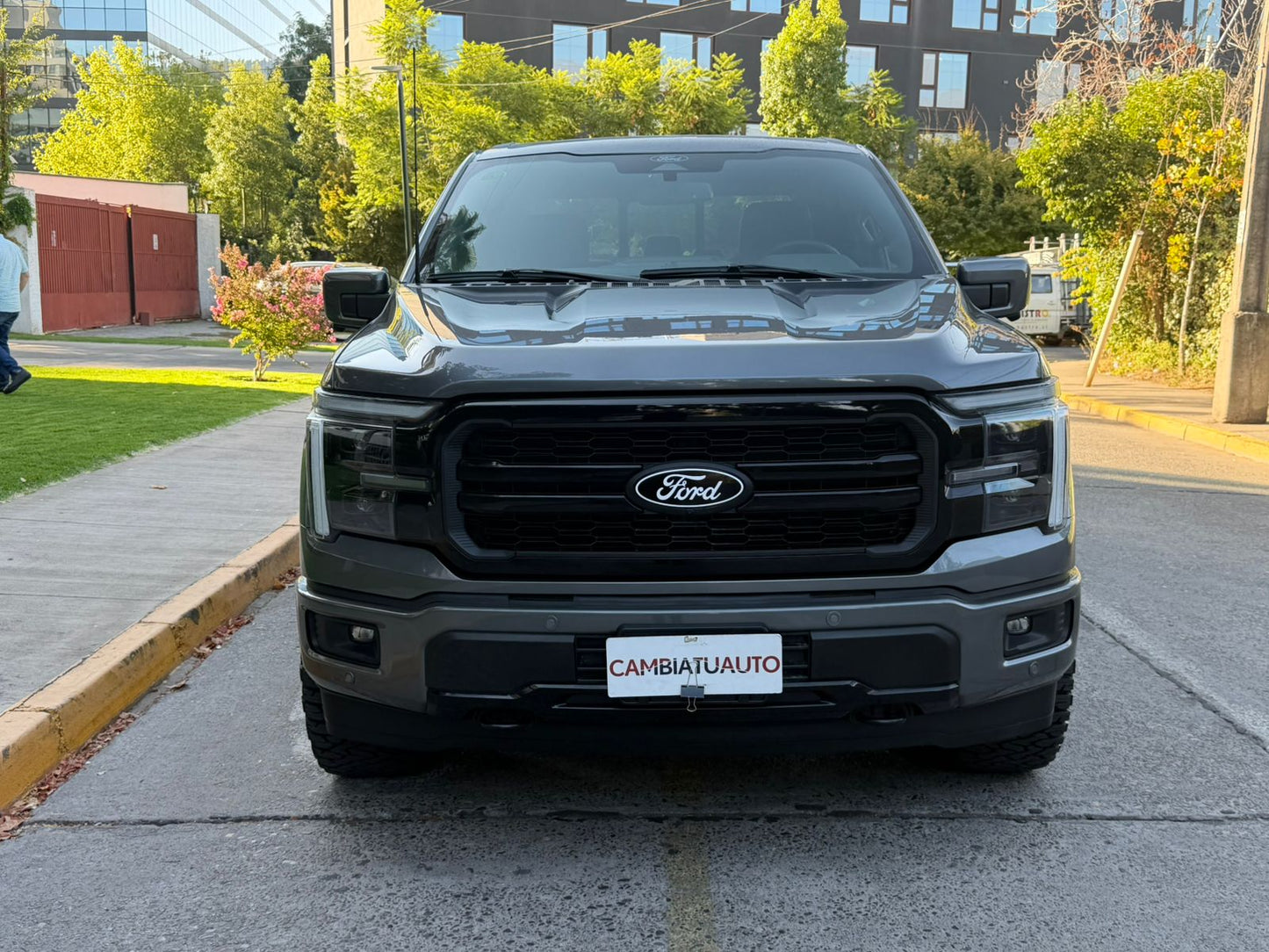 Ford F-150 Lariat Sport Black 2025 frente imponente parrilla negra LED Detodoauto