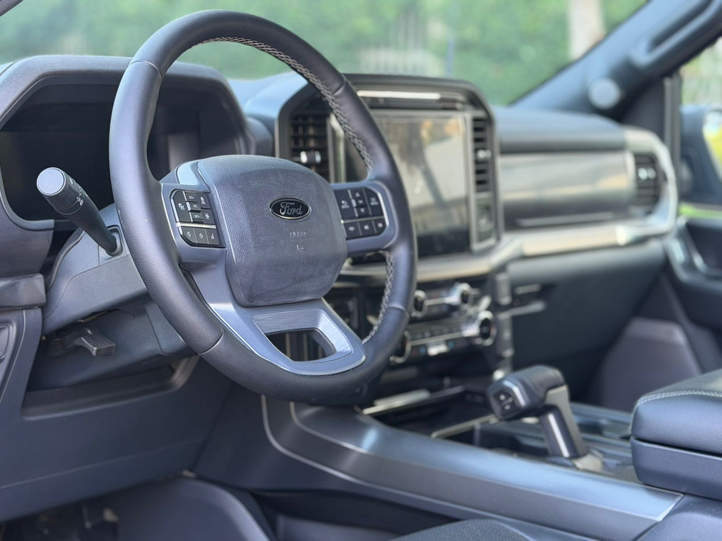 Interior Ford F-150 2025 asientos cuero pantalla SYNC techo panorámico