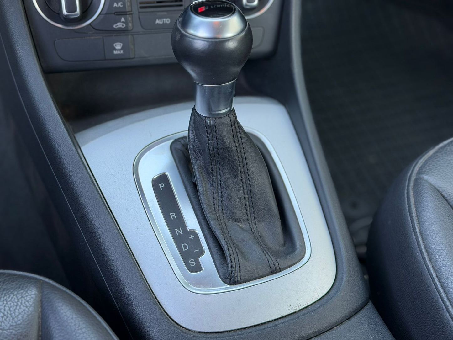 Palanca S tronic y control Audi Drive Select modos de conducción