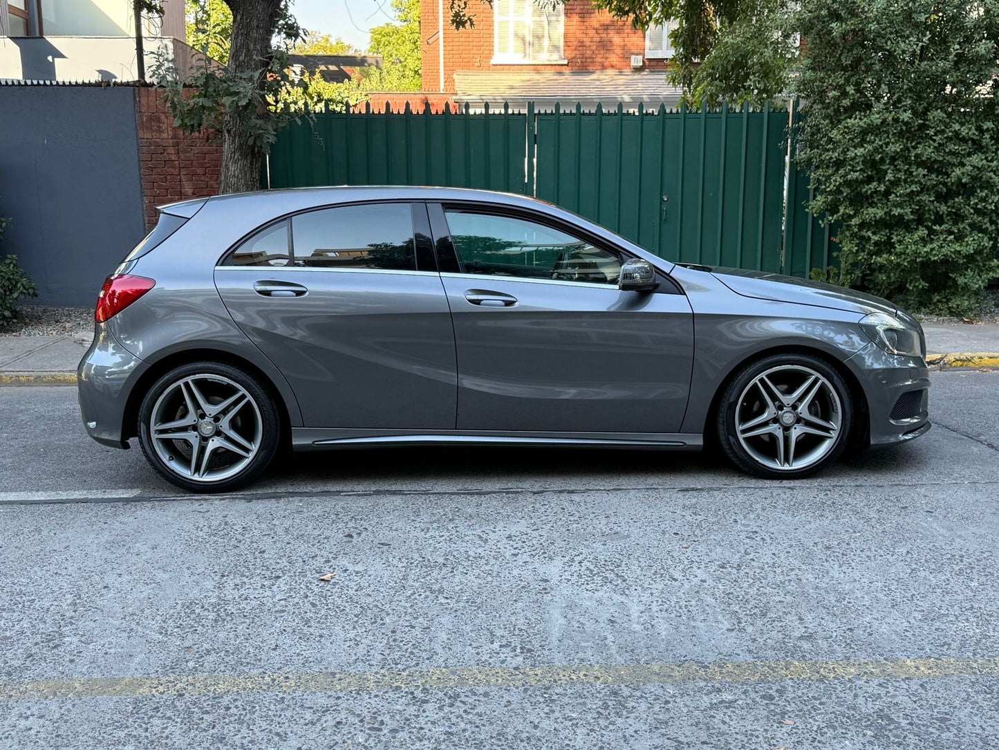 Vista lateral Mercedes-Benz Clase A 2015 llantas originales Santiago