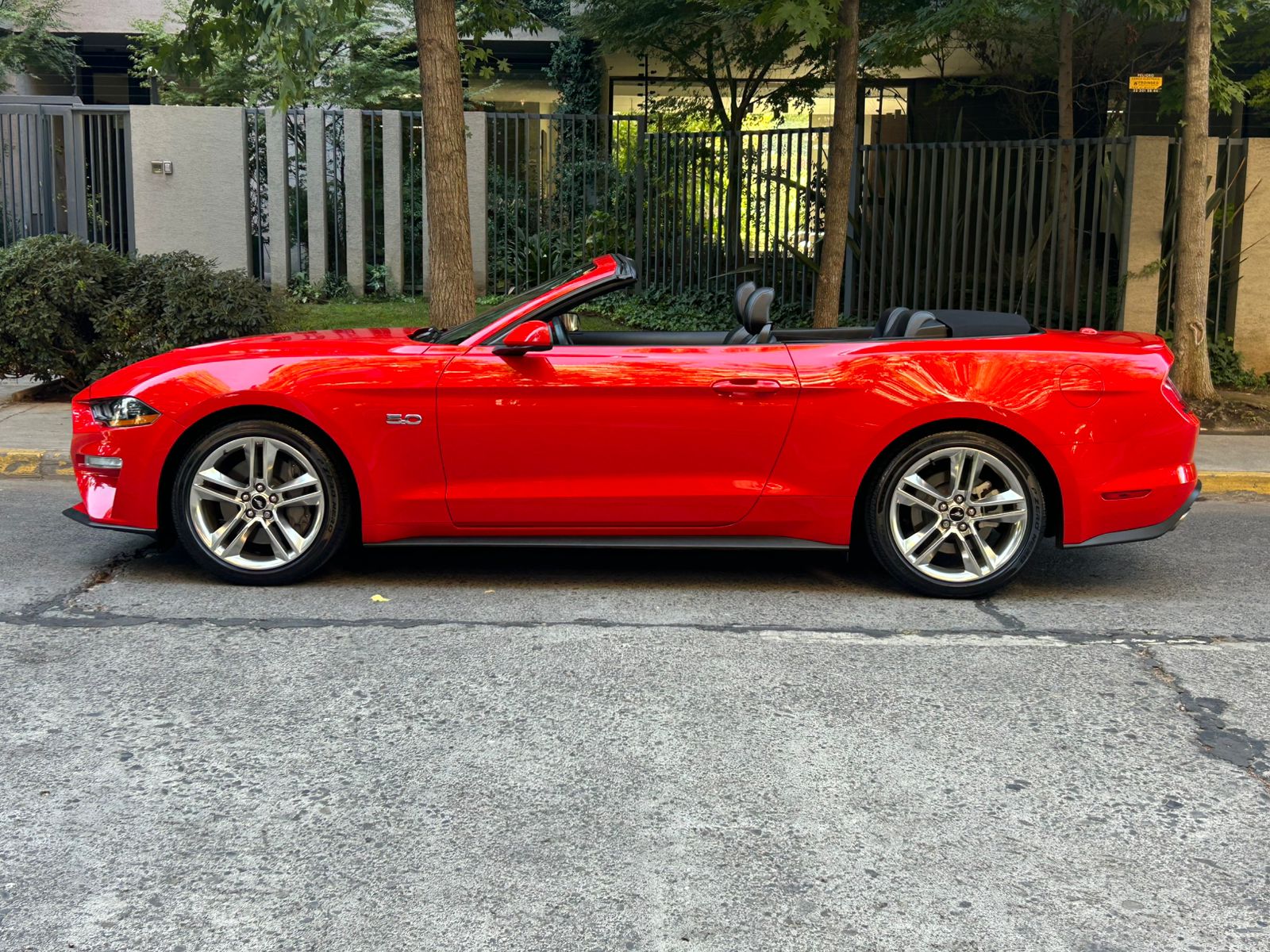 Vista lateral Ford Mustang GT 2022 llantas deportivas Santiago