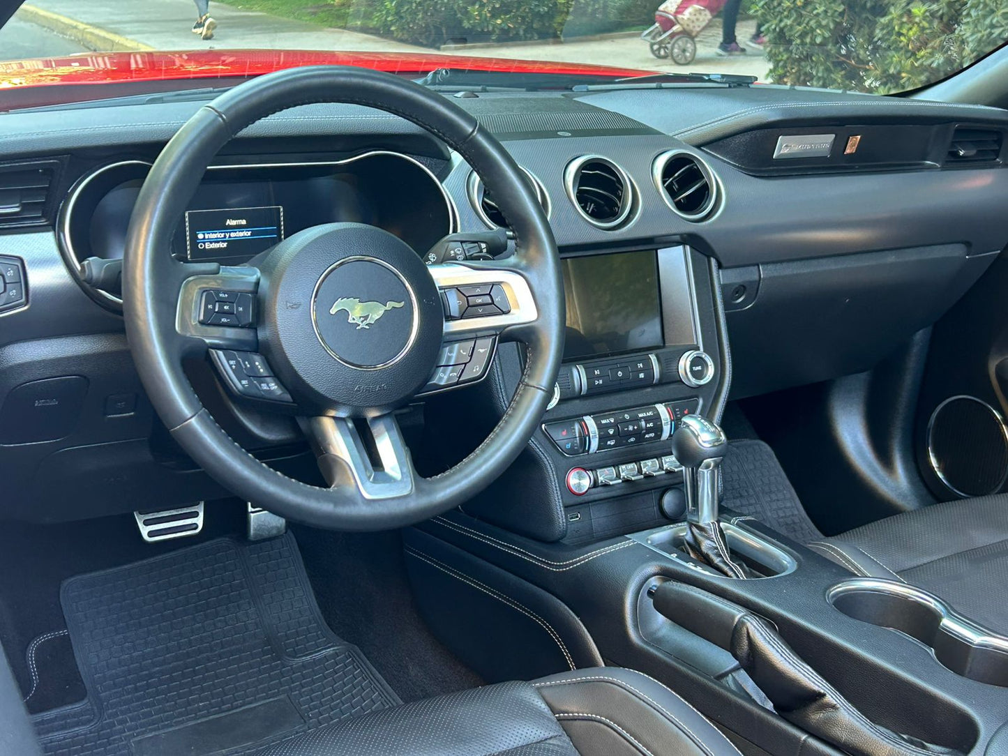 Interior Ford Mustang 2022 tacómetro digital y asientos de cuero