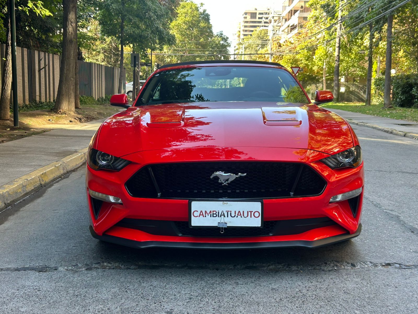 Ford Mustang GT Cabrio 2022 frente deportivo rojo descapotable