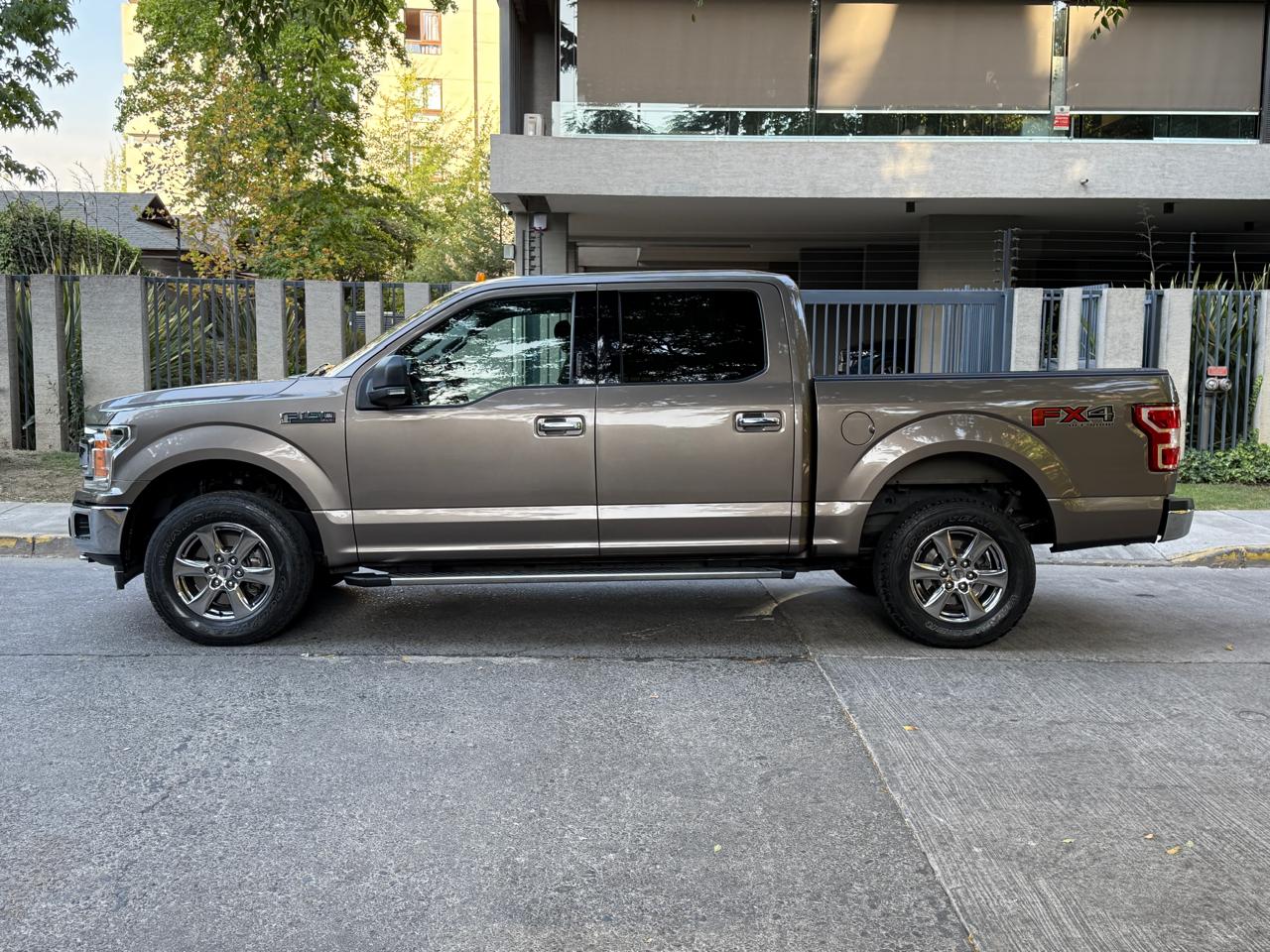 Vista lateral Ford F-150 2020 con pisaderas y llantas de aleación Santiago