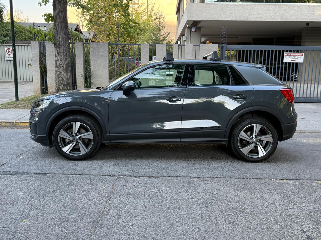 Vista lateral Audi Q2 Quattro 2021 llantas de aleación Santiago