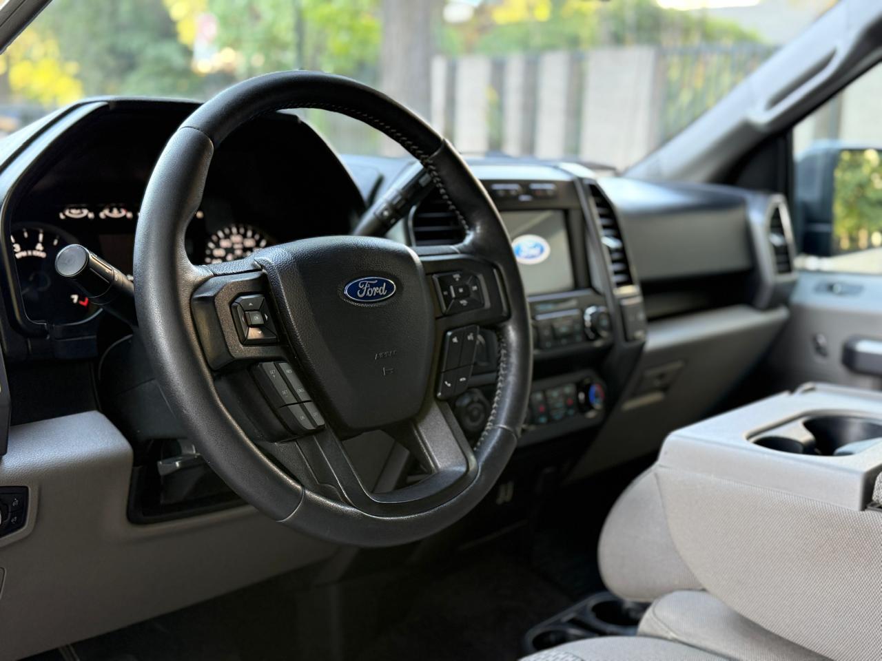 Interior Ford F-150 2021 comandos al volante y pantalla central