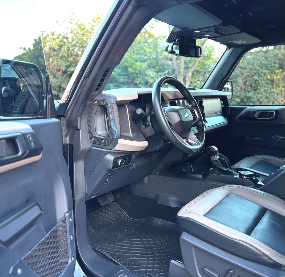 Interior Ford Bronco 2024 asientos de cuero y pantalla central Santiago