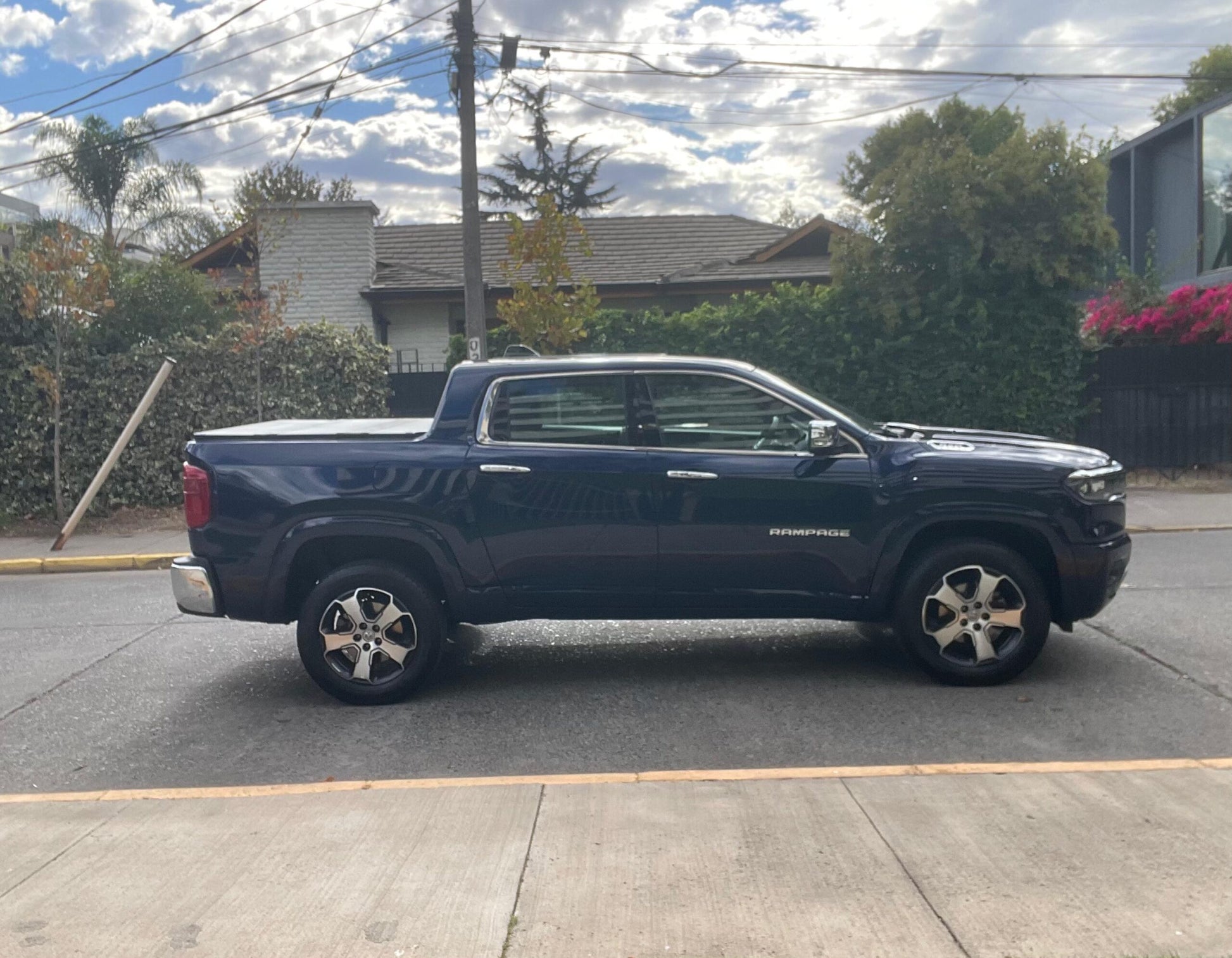 Vista lateral RAM Rampage Laramie 2025 llantas aro 18 Santiago