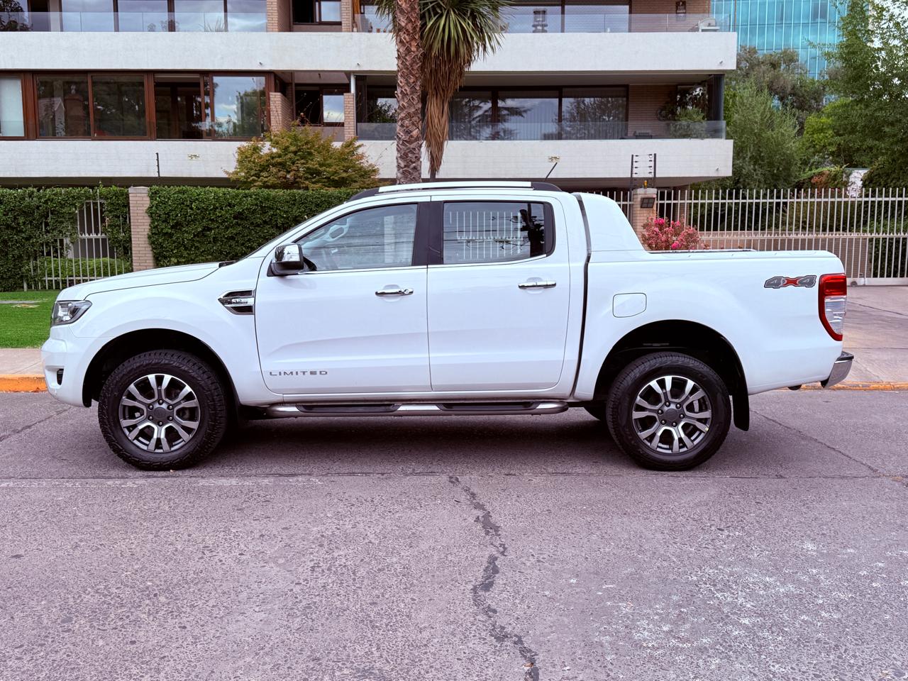 Vista lateral Ford Ranger 2021 llantas originales Limited Santiago