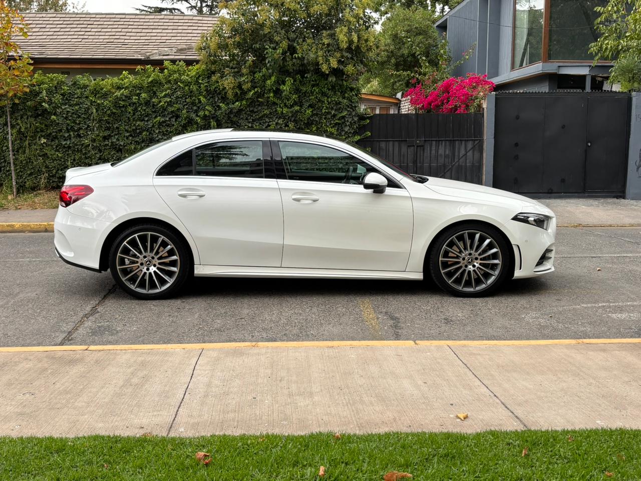 Vista lateral Mercedes-Benz A250 2020 llantas AMG aro 18 Santiago