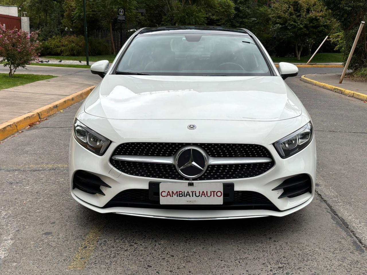 Mercedes-Benz A250 Sedan AMG Line 2020 frente deportivo blanco