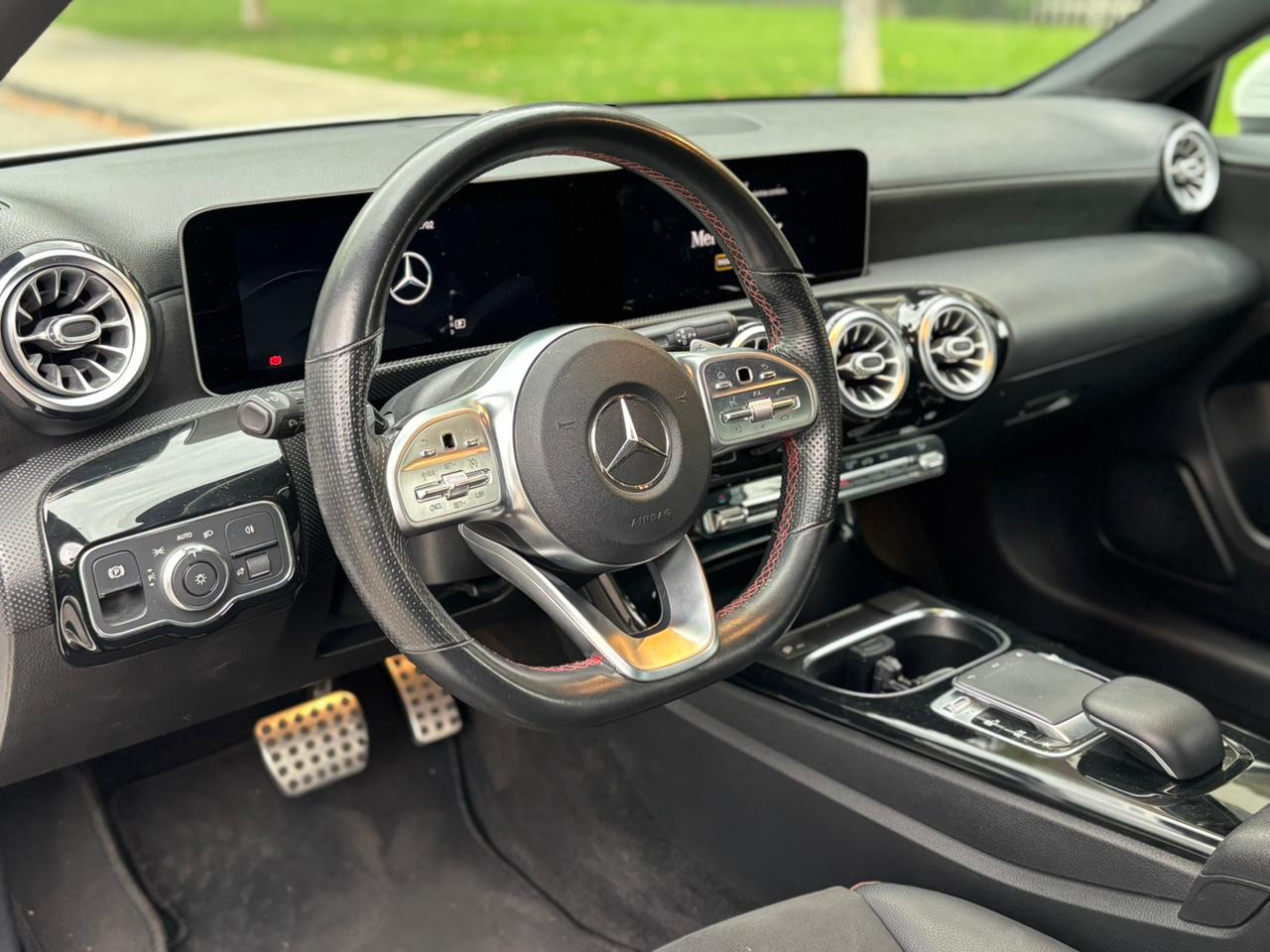 Mercedes-Benz A250 Sedan AMG Line 2020 frente deportivo blanco