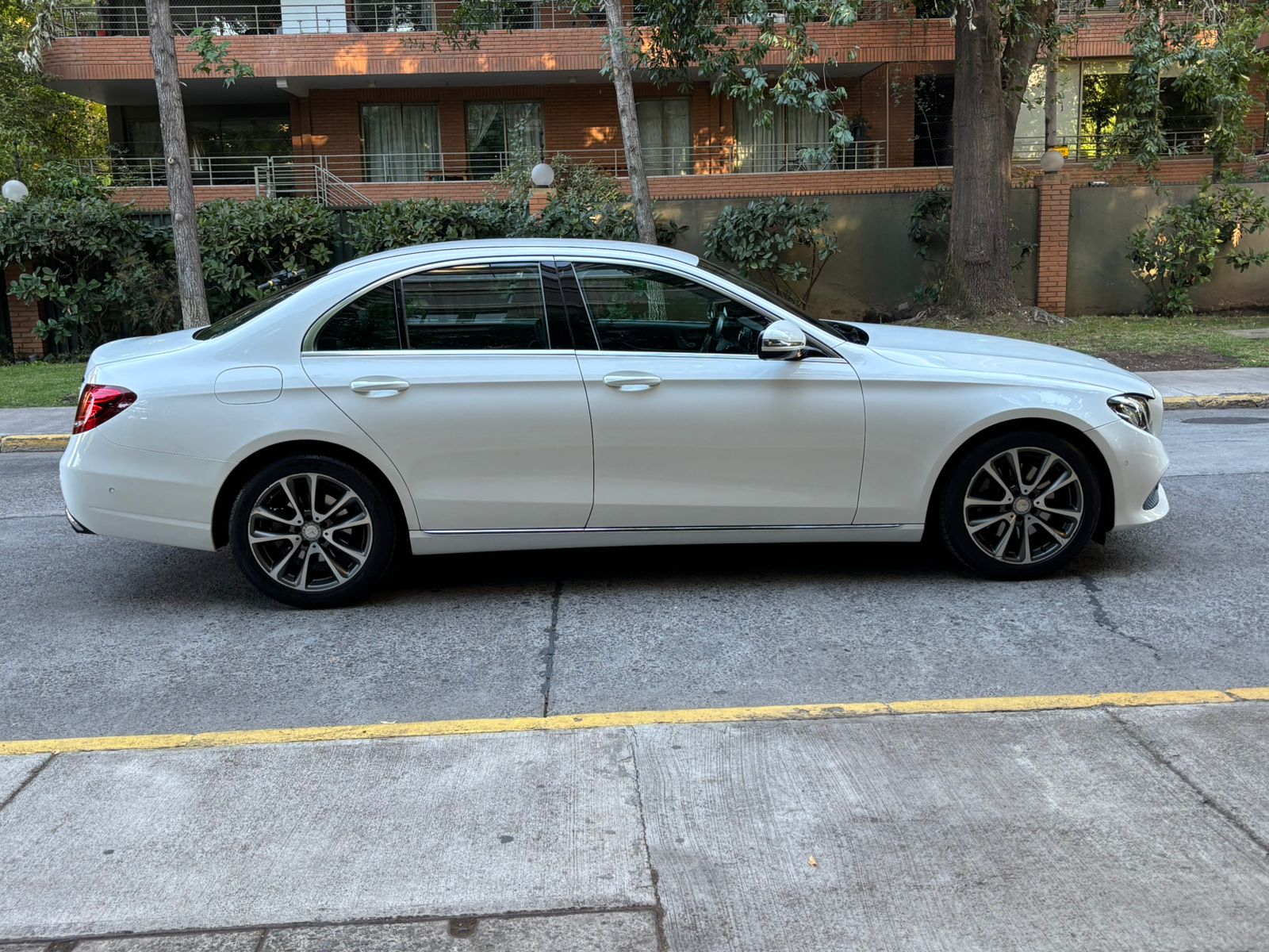 Vista lateral Mercedes-Benz Clase E 2018 llantas de aleación Santiago