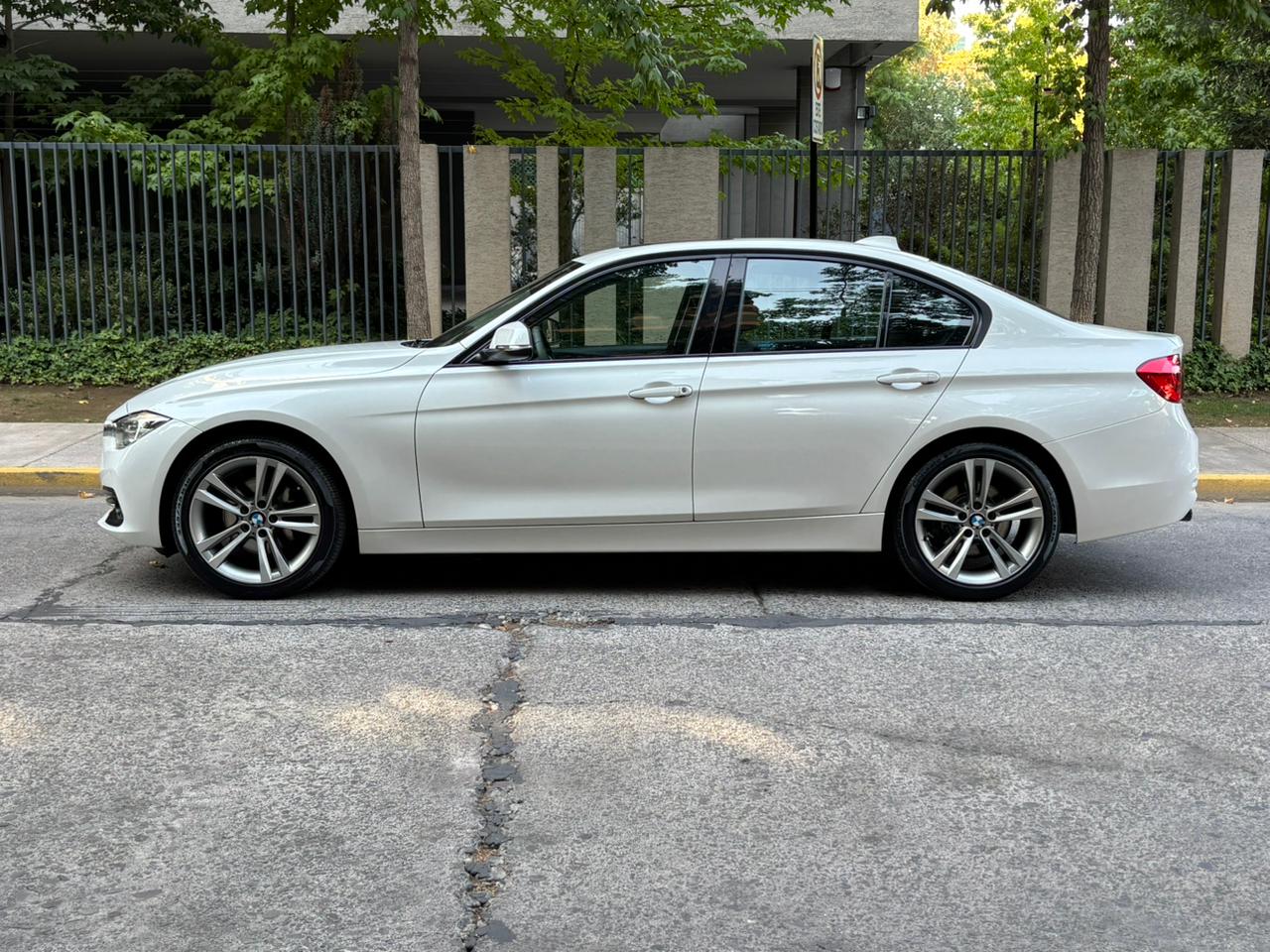 Vista lateral BMW 320d Sport 2019 llantas de aleación y look M Santiago