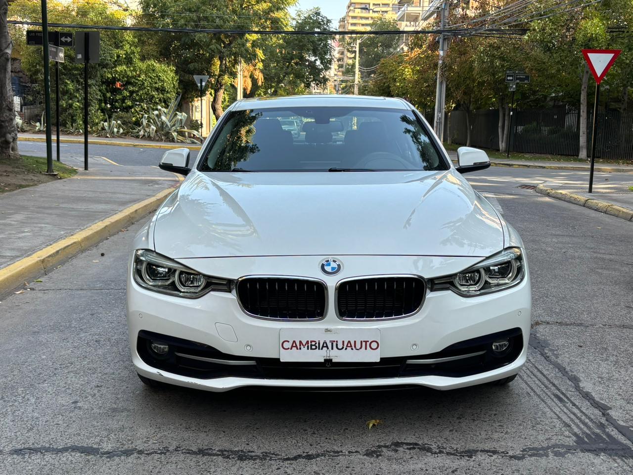 BMW 320d Sport 2019 frente sedán deportivo gris
