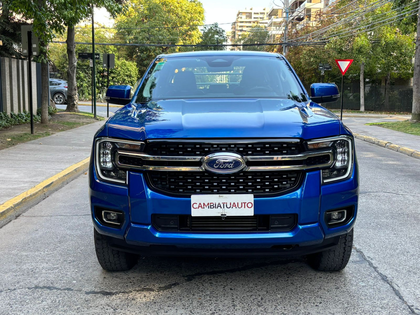 Ford Ranger XLT 2024 frente camioneta 4x4 gris moderna