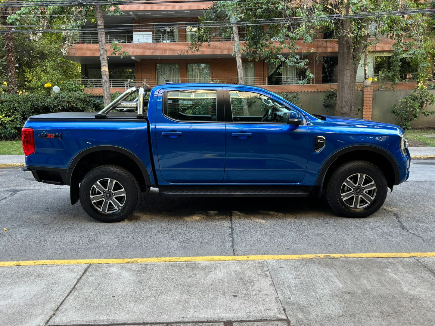 Vista lateral Ford Ranger 2024 lona cubre pickup y llantas originales Santiago