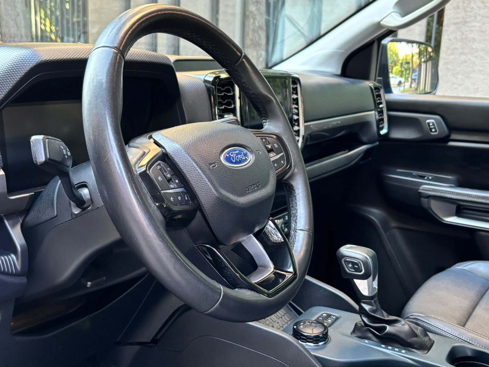 Interior Ford Ranger 2024 pantalla táctil y asientos de cuero