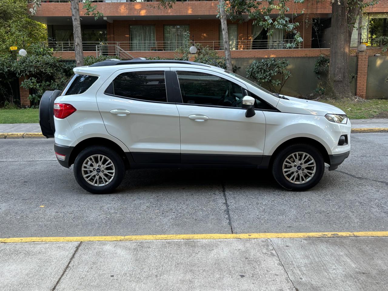Vista lateral Ford EcoSport 2016 diseño robusto y barras de techo Santiago