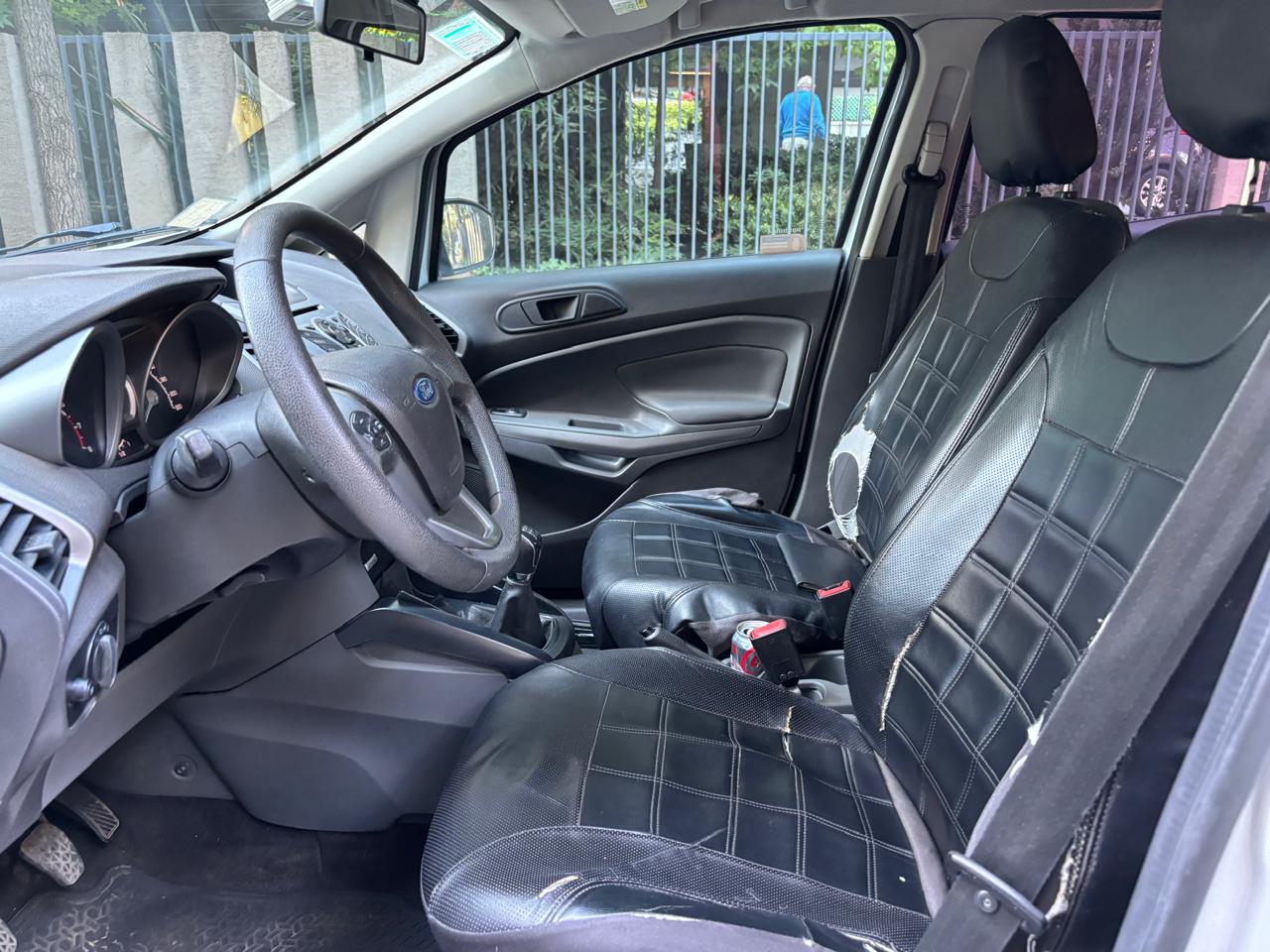 Interior Ford EcoSport 2016 panel central y mandos de aire acondicionado