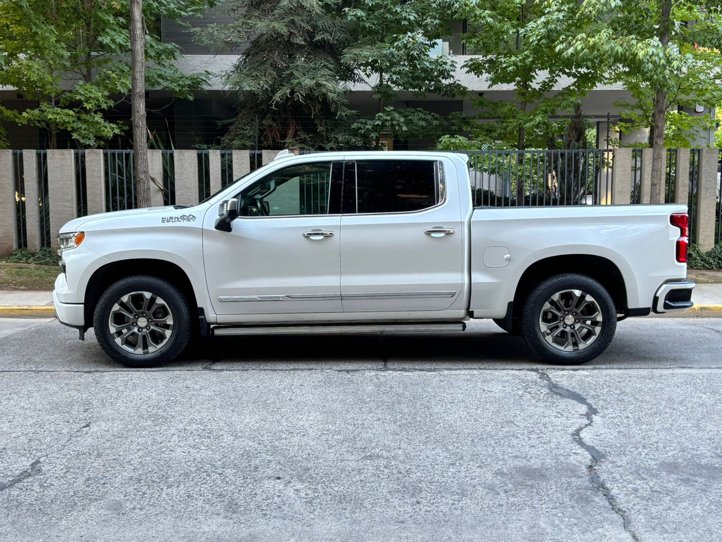 Vista lateral Chevrolet Silverado High Country 2023 pisaderas eléctricas Santiago