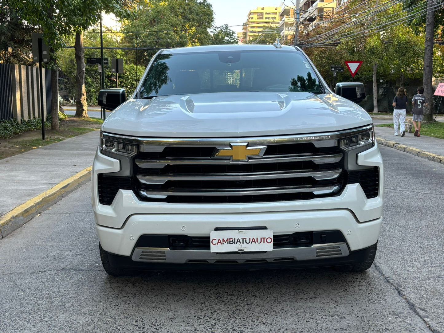 Chevrolet Silverado High Country 2023 frente pickup de lujo cromada