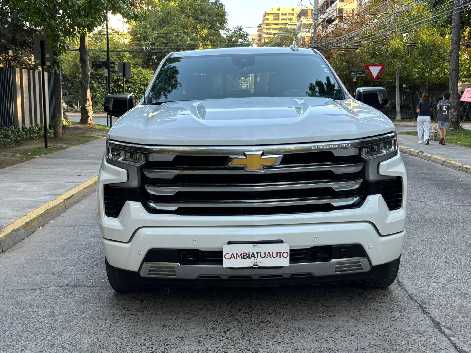 Chevrolet Silverado High Country 2023 frente pickup de lujo cromada