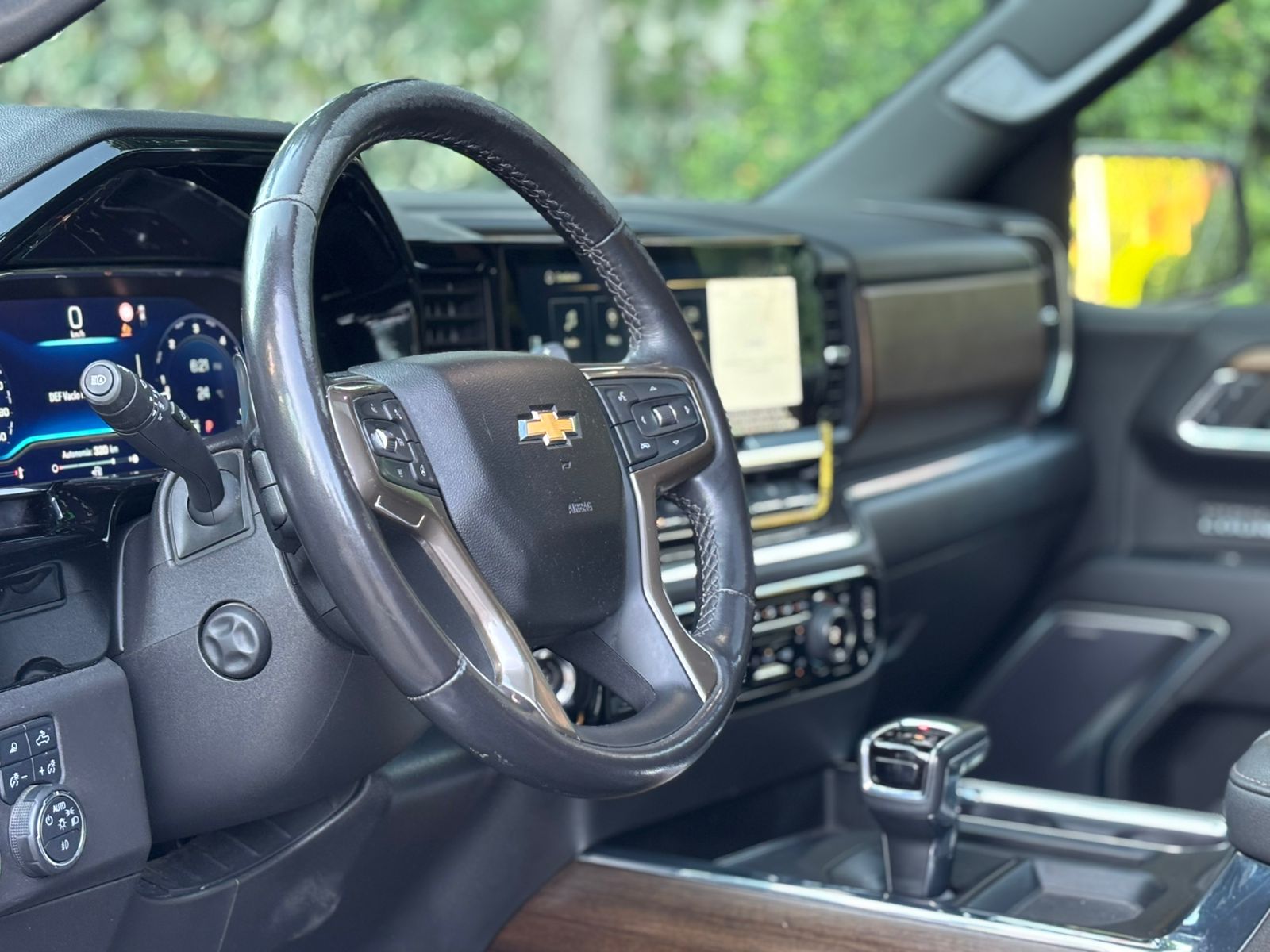 Interior Chevrolet Silverado 2023 pantalla 13.4 pulgadas y asientos de cuero