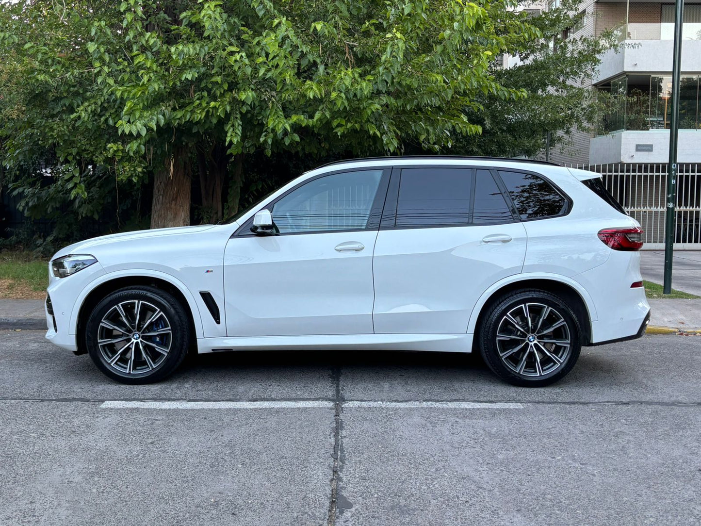 Vista lateral BMW X5 30d 2024 kit aerodinámico M y llantas Santiago