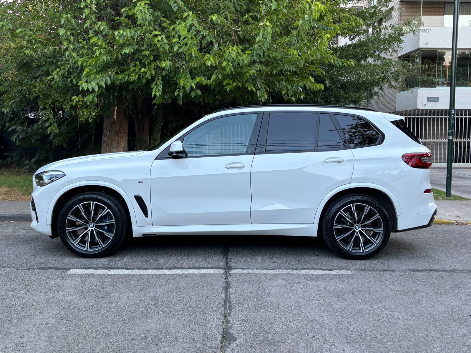 Vista lateral BMW X5 30d 2024 kit aerodinámico M y llantas Santiago