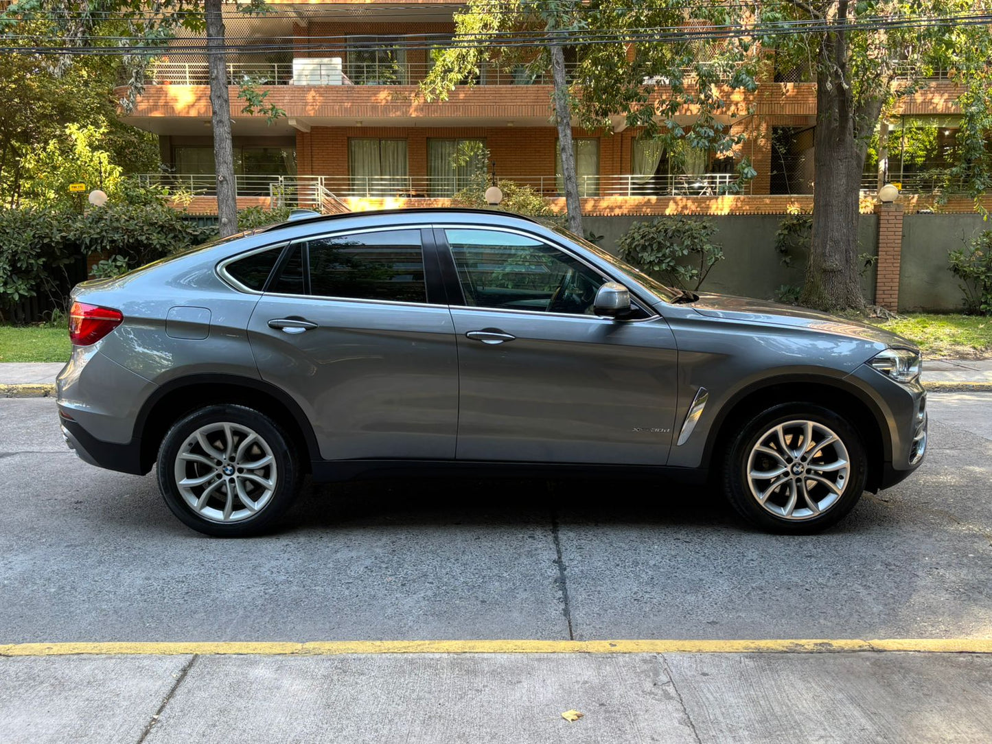 Vista lateral BMW X6 2017 diseño coupé y llantas de aleación Santiago