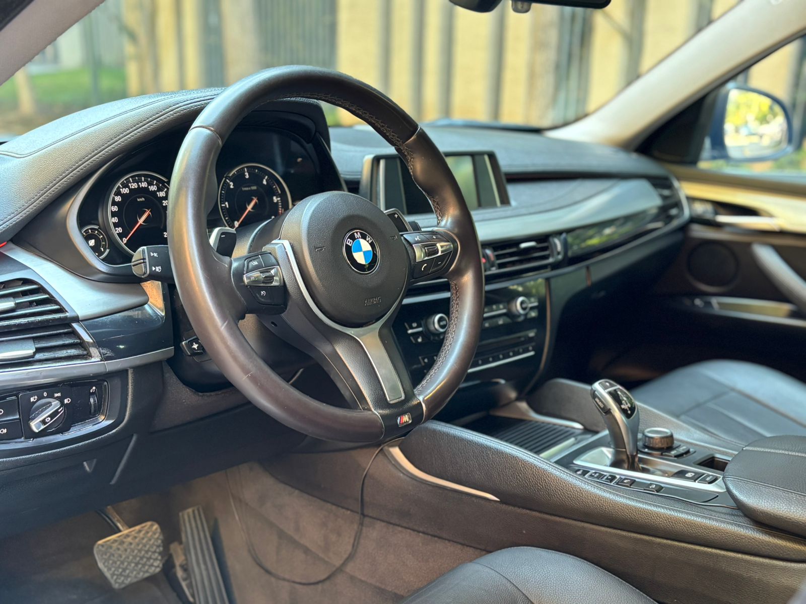 Interior BMW X6 2017 asientos de cuero y volante multifuncional