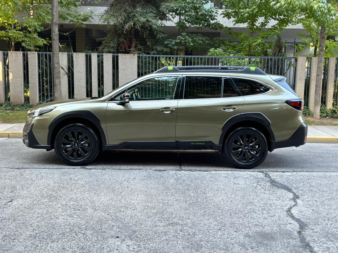 Vista lateral Subaru Outback 2024 diseño aventurero y barras de techo Santiago