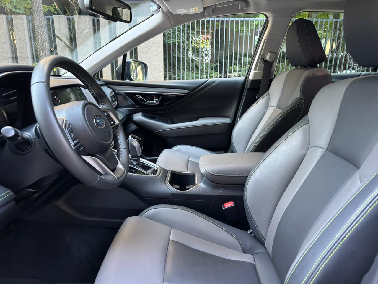 Interior Subaru Outback 2024 pantalla vertical y tecnología EyeSight