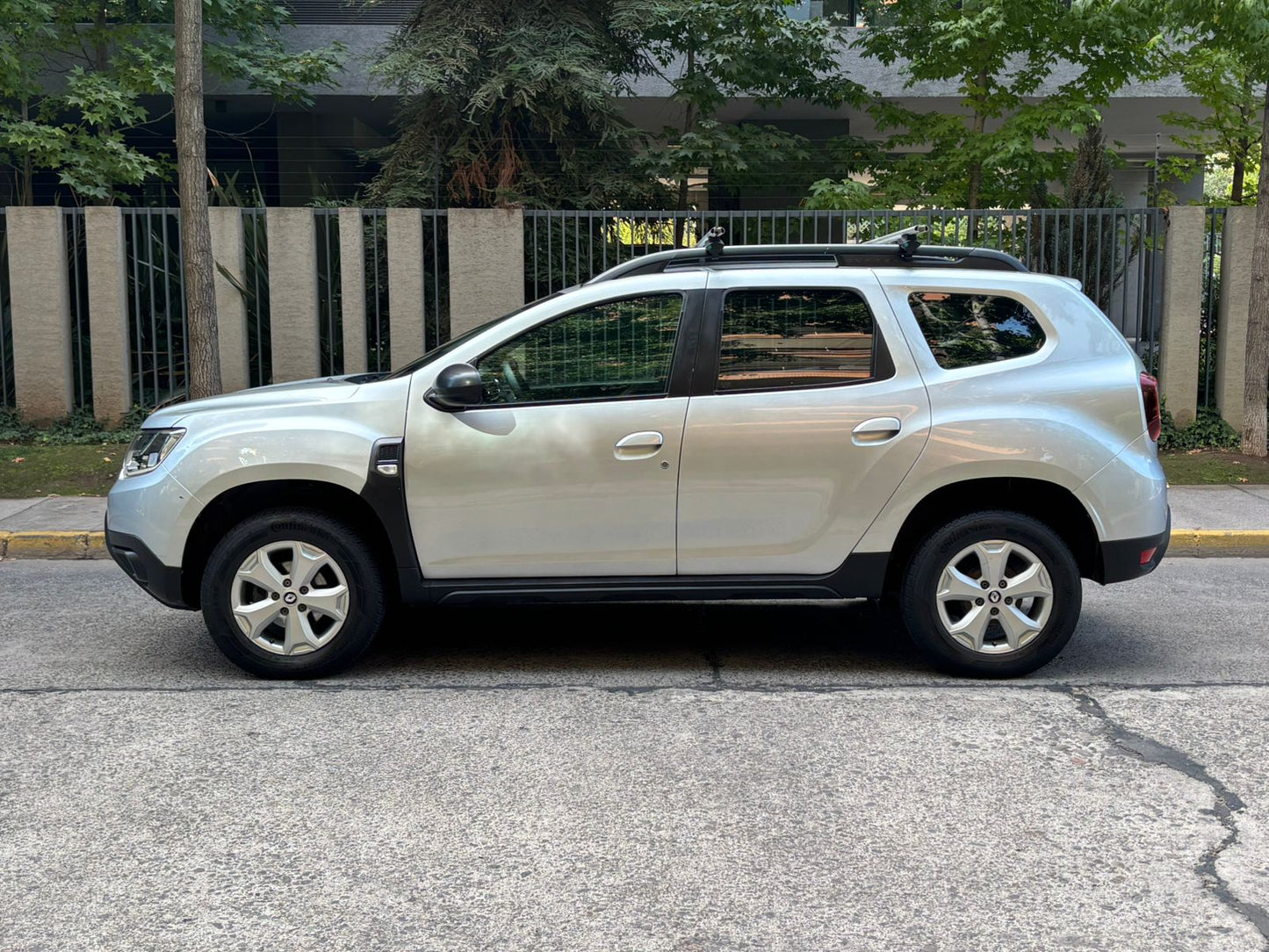 Vista lateral Renault Duster 2021 mayor despeje del suelo y diseño sólido Rancagua