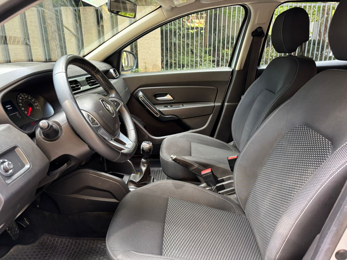 Interior Renault Duster 2021 radio con pantalla y aire acondicionado